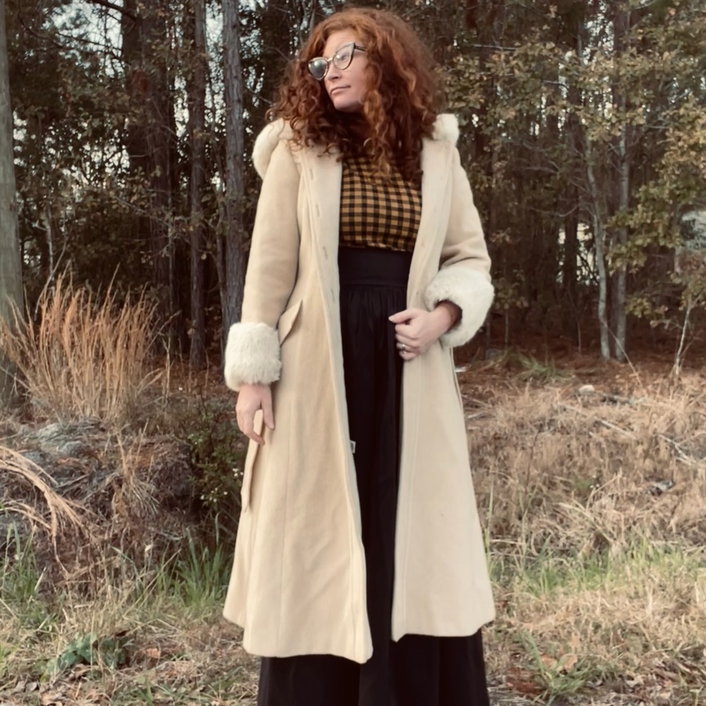 Beautiful Vintage Hooded Winter Coat. - Picture 1 of 4